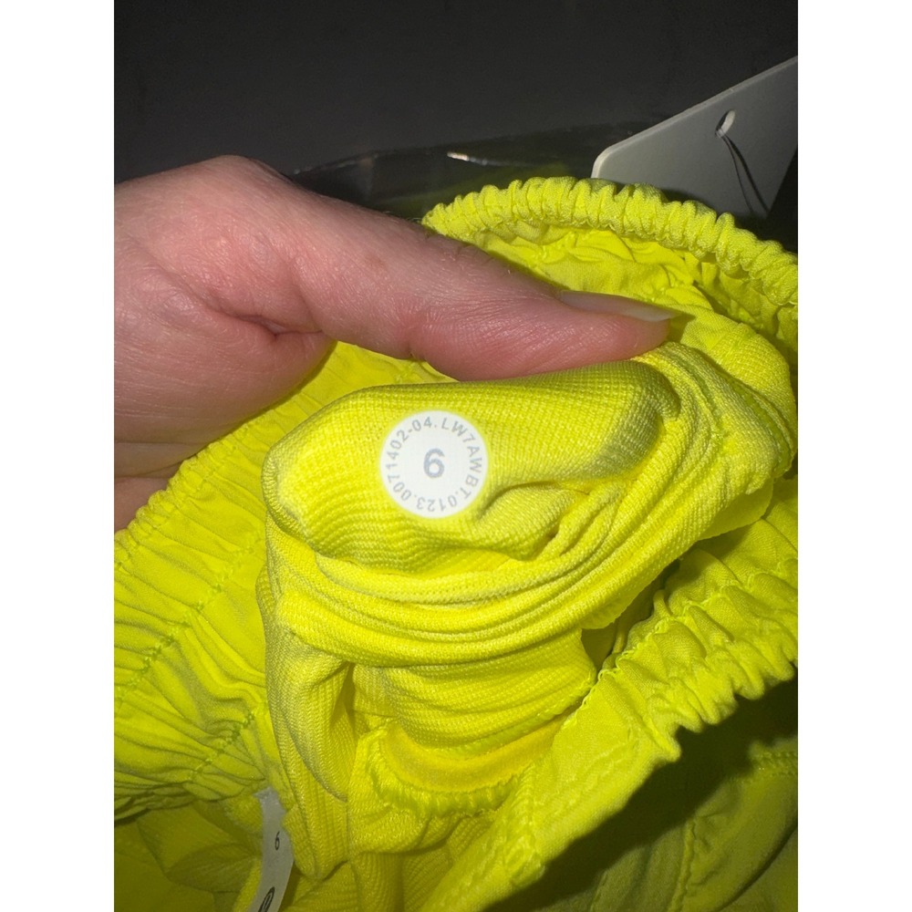 Lululemon Hotty Hot LR Short 4" Lined Electric Lemon Yellow ELLE Size 6 - Picture 5 of 6